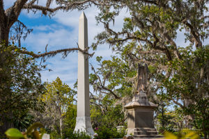 photo of graves at bonaventure cemetery in savannah