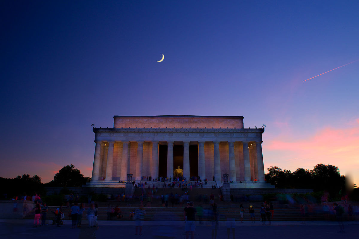 view of lincoln memorial on dc monuments night tour