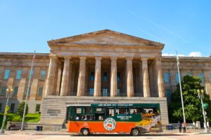 Old Town Trolley tour stop at Smithsonian American Art Museum