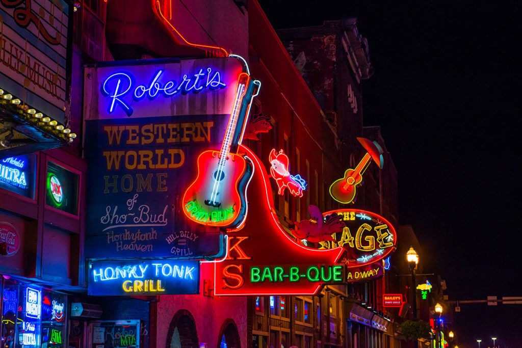 nashville broadway street night