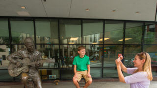 Chet Atkins Statue - nashville chet atkins statute