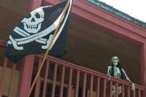 pirate flag at skeleton in front of pirate treasure museum st augustine