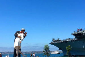 san-diego-uss-midway-kissing-statue