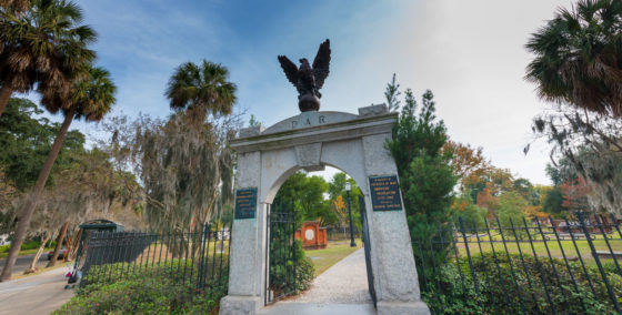 quick driving tour of savannah colonial-park-cemetery