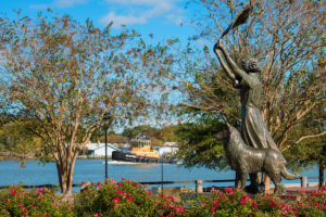 savannah waving girl statue