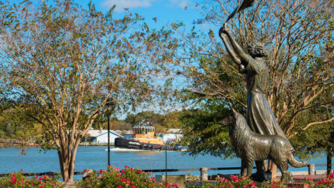 savannah waving girl statue