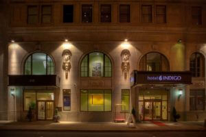 exterior of indigo hotel in nashville at night