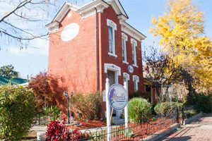 exterior of monells nashville restaurant