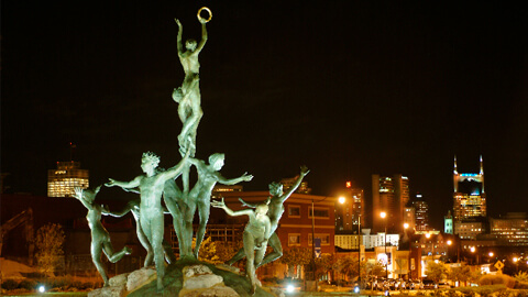 musica statue in nashville lit up at night