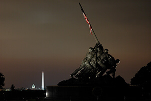 Statues of soldiers raising the flag on Iwo Jima