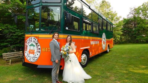 nashville wedding couple and trolley