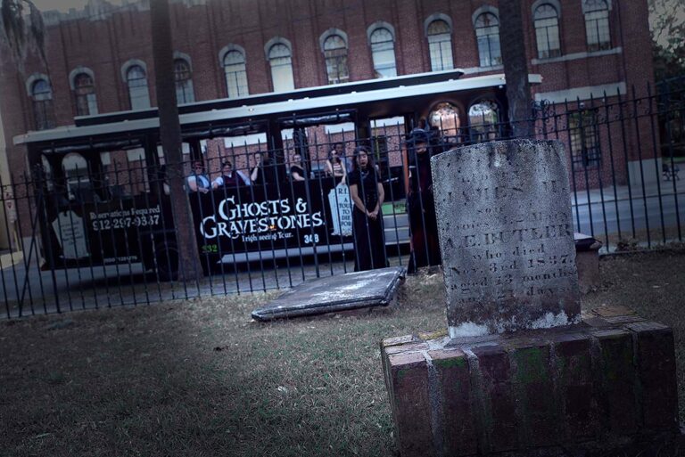 Savannah ghost tour trolley, guests and ghost hosts