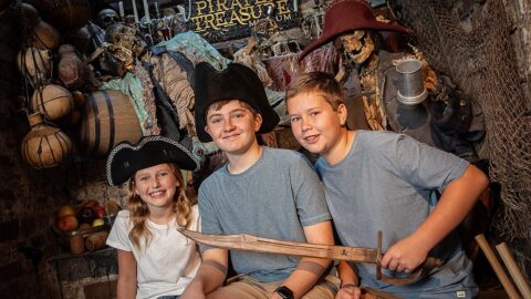 guests at Savannah Pirates and Treasure Museum